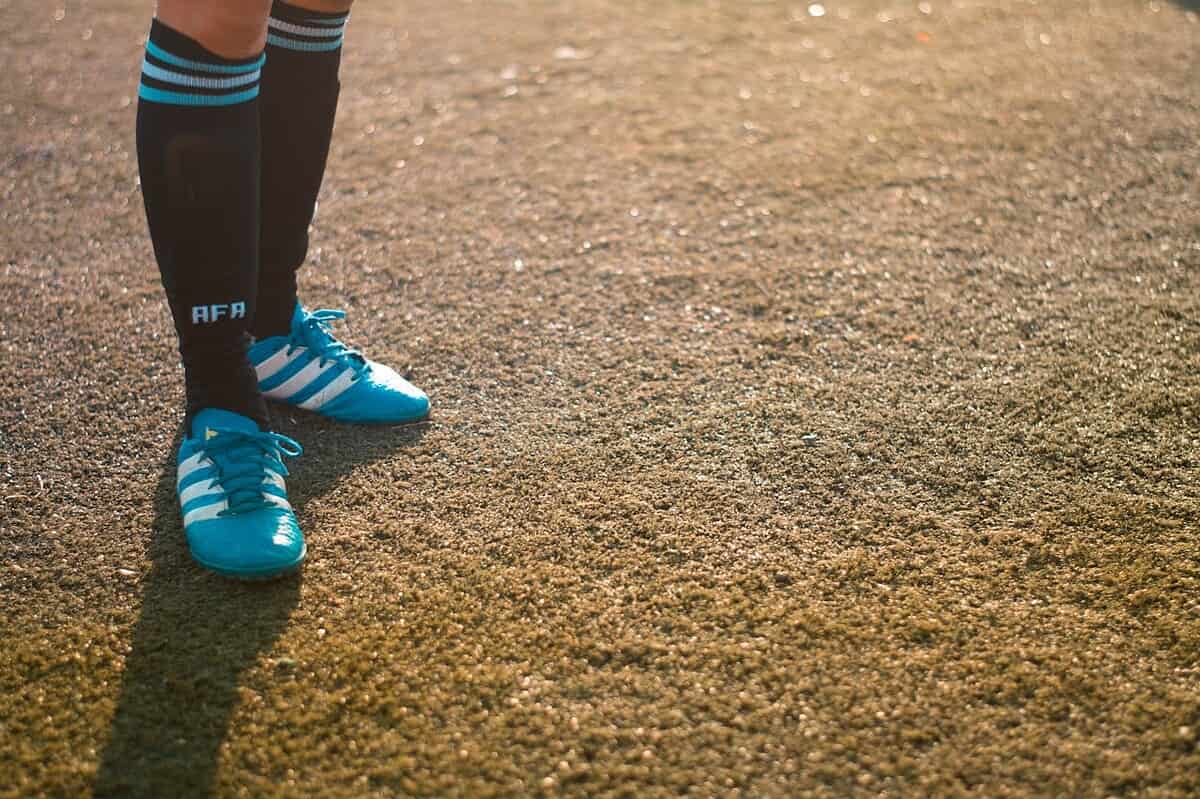 Jak ustawiać linię obrony w piłce nożnej, by minimalizować przestrzeń między formacjami?