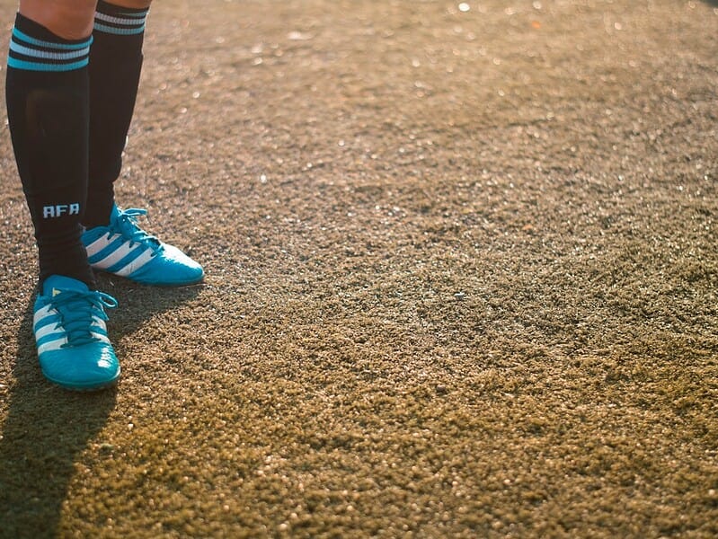 Jak ustawiać linię obrony w piłce nożnej, by minimalizować przestrzeń między formacjami?